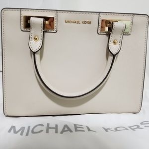 [New] Michael Kors Ecru/Gold Quinn Small Satchel